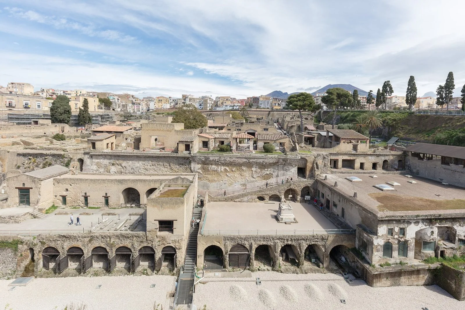 Gli scavi di Ercolano visti dall'alto, con la città moderna alle spalle