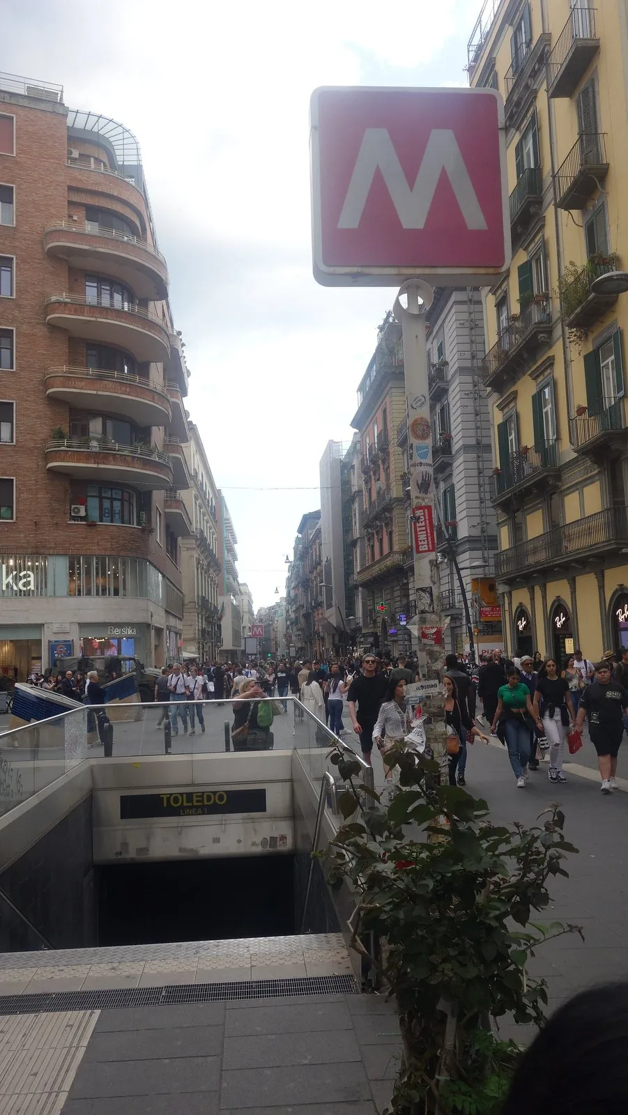 L'ingresso della stazione Toledo della metropolitana di Napoli