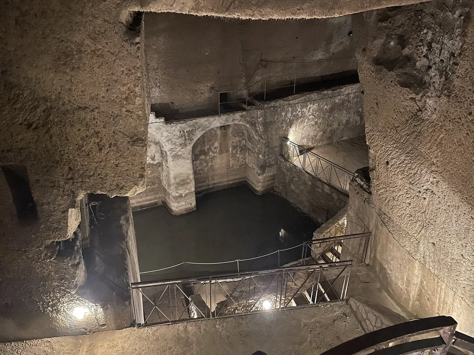 Una cisterna scavata nel tufo nel percorso di Napoli Sotterranea