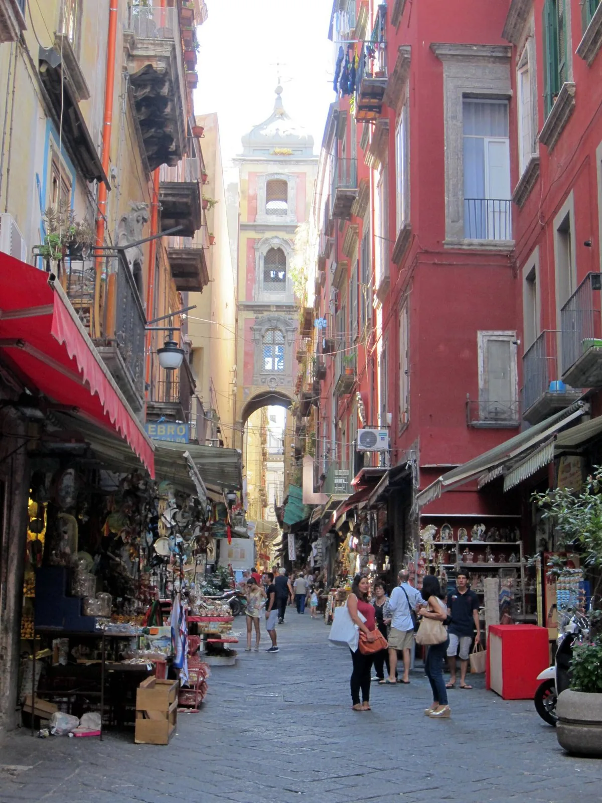Via San Gregorio Armeno, la strada dei presepi nel centro di Napoli