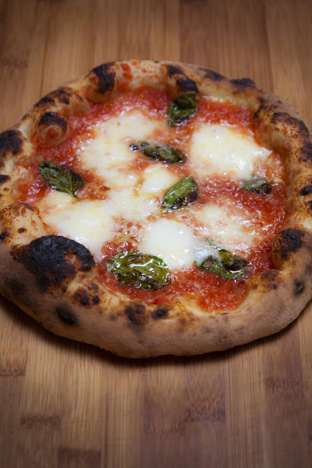Una pizza napoletana appena sfornata